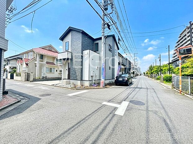 【前面道路含む現地写真】陽光と開放感に恵まれた角地。ここから始まる新生活を応援いたします!