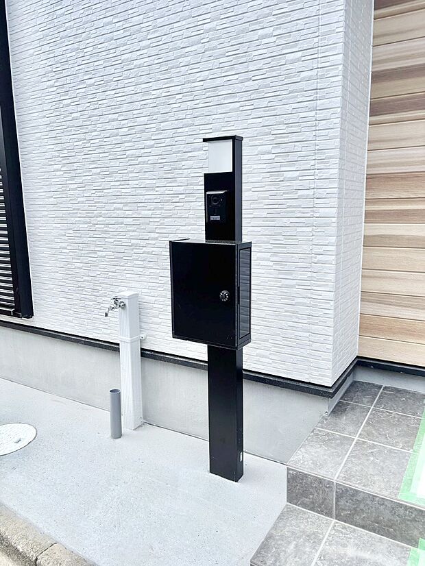 【その他現地】シンプルデザインのポスト。