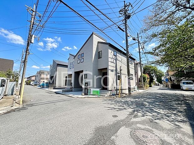 【前面道路含む現地写真】角地なので日当たりも良く、お家が堂々として見えます。