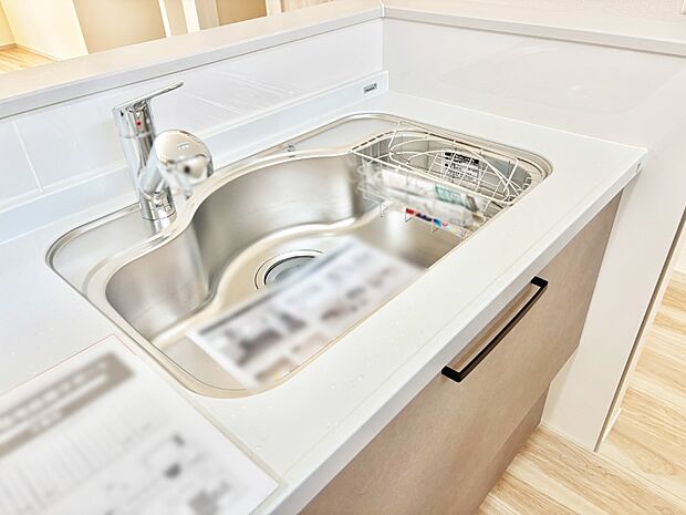 【その他設備(シンク)】広々としたシンクでお料理やお皿洗いもラクラク快適に!