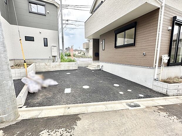 【駐車場】駐車2台可能!急なお客様の駐車に。また、ご家族の自転車スペースとしても大活躍。
