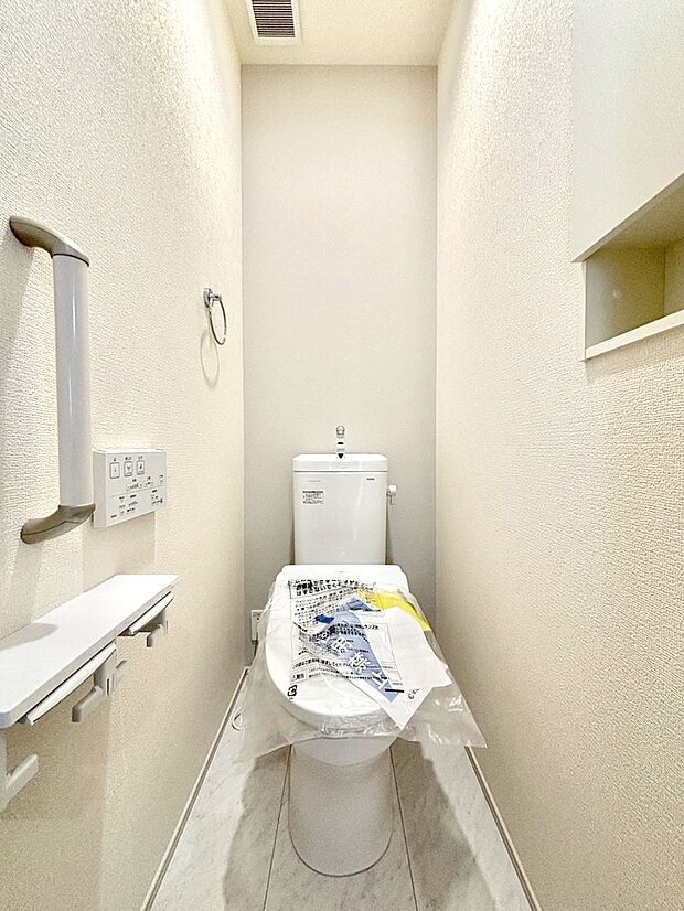 【トイレ】トイレは1階と2階それぞれに配置されていてとても便利です。