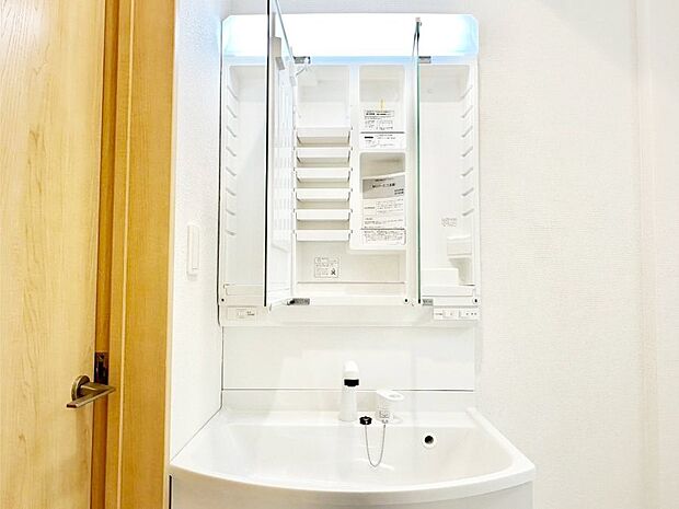 【その他設備(三面鏡裏収納)】三面鏡の裏に、化粧品や衛生用品などを収納可能。洗面台をすっきりと保ちます！