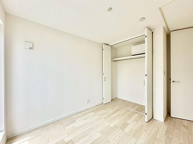 【子供部屋】お子さまのお部屋としても！衣類の整理整頓に便利なクローゼット付きの洋室。
