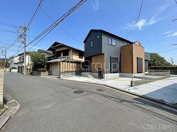 【前面道路含む現地写真】見通しの良さとともに、街並みに開放感を与えてくれます。 