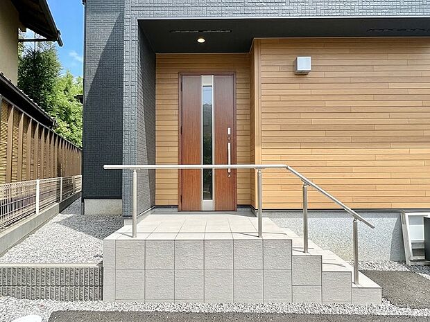 【駐車場】駐車2台可能！急なお客様の駐車に。また、ご家族の自転車スペースとしても大活躍。