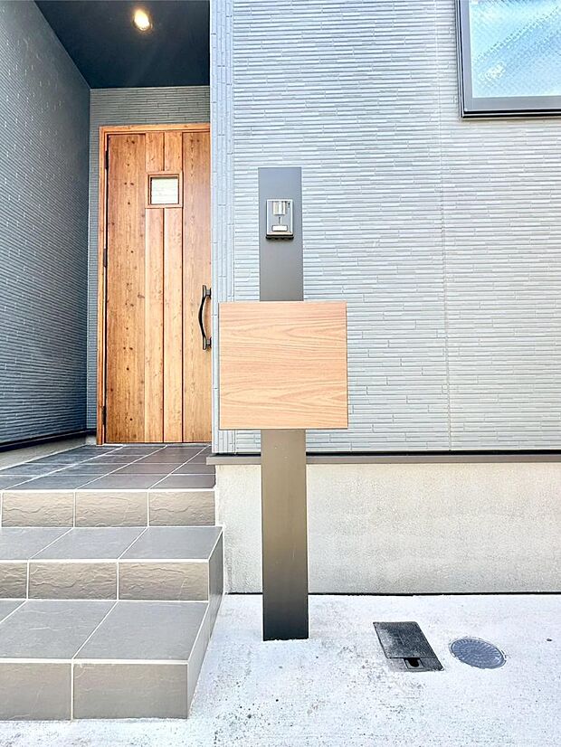【その他現地】シンプルデザインのポスト。