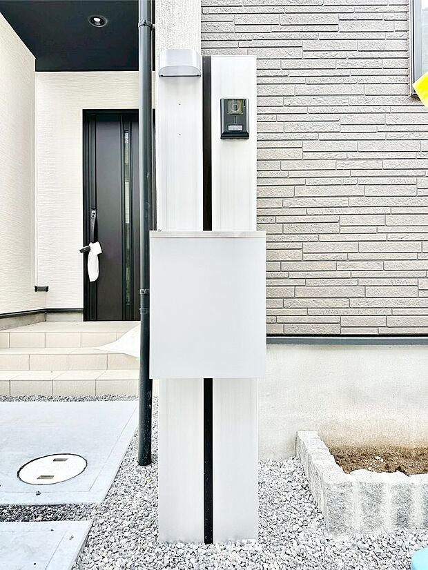 【その他現地】シンプルデザインのポスト。