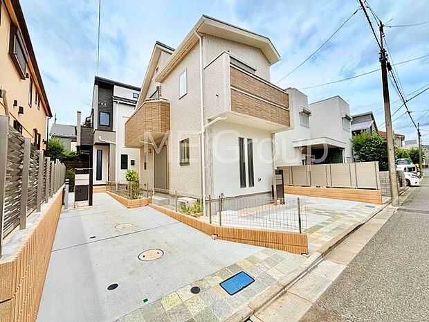 【現地外観写真】たっぷりの陽光と心地よい風が舞い込む住まい
