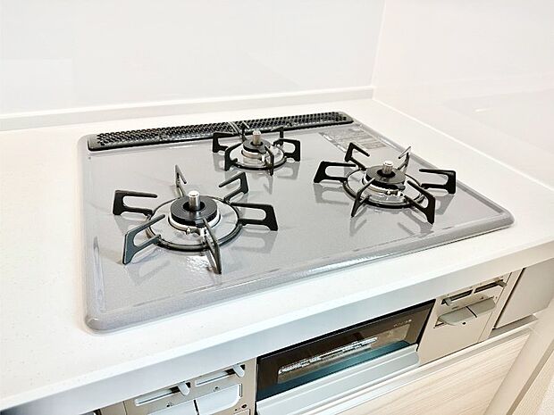 【その他設備(Ｓｉセンサーコンロ)】ガスコンロはＳｉセンサー搭載。火力調節や焦げ付き・消し忘れも防いでくれます。