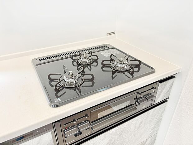 【その他設備(三ツ口コンロ)】三口ガスコンロでお料理が一気にはかどりそう。