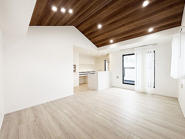 【キッチン】キッチンとお揃いのカップボード。全体に統一感ある仕上がりになっています。