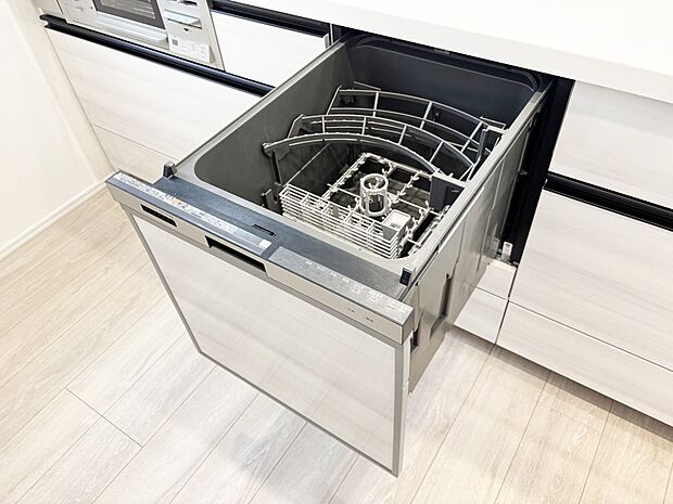 【その他設備(キッチンカップボード)】カップボードも標準装備　広々スペースでお料理しやすいキッチンです  