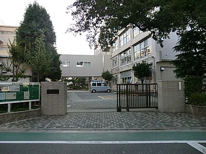 練馬区立石神井南中学校 837m