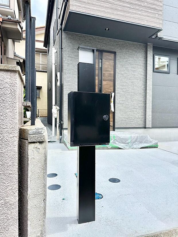 【その他現地】シンプルデザインのポスト。