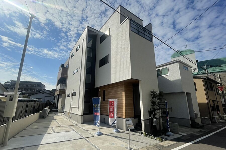 物件は平坦地エリアに建築されており、自転車や徒歩でも楽々移動が可能です。また外部にはEVコンセント・立水栓が標準で搭載されています。