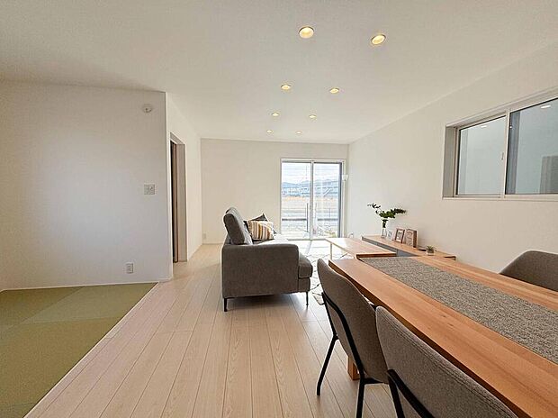 【LDK/5号地】
南向きの窓から陽光が差し込み、昼間は照明の使用頻度を抑えることができます。隣接するタタミコーナーはお子様の遊び場や家事スペースなど、多目的に活用可能です。