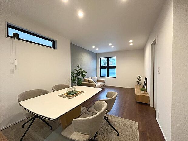 【2号棟LDK/約16.2帖】
ダイニング・リビングスペースをゾーニングしやすい縦型のLDK。アクセントクロスやデザイン性のある窓を採用し、おしゃれな雰囲気が漂います。