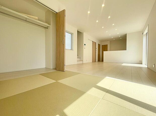 【和室/3号地】
LDKに隣接しており、扉がないので開放感があり、リビングと一体利用することができます。収納スペースも備わっているので、住空間をすっきりと保てます。