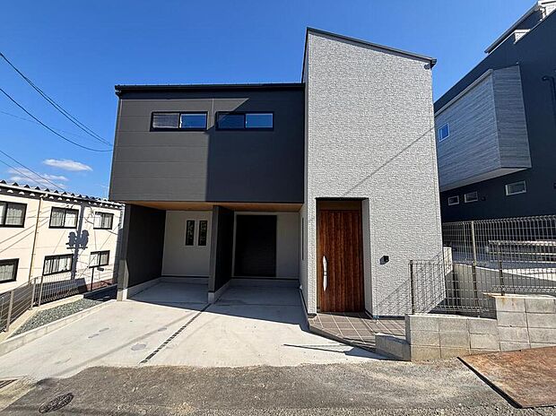 【1号地/外観写真】
高気密・高断熱仕様の省エネルギー住宅。省令準耐火構造が採用された、オール電化の住まいです。並列2台分の駐車スペースが確保されています(車種による)。