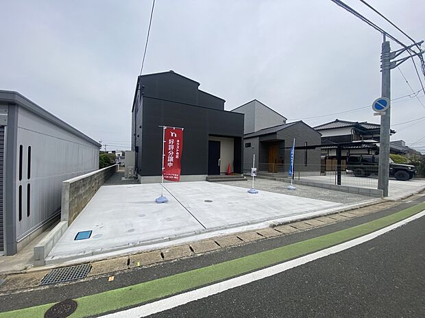 【現地外観写真/1号地】
ゆとりあるカースペースは並列駐車が可能です。自転車やバイク置き場としても活用できます。来客用の駐車スペースとしても重宝しそうです。