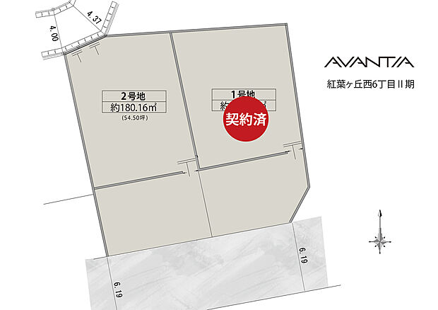 【全体区画図】
並列3台駐車可能なカースペースが確保されています(車種による)。前面道路の幅員は約6.1mとゆとりがあり、見通しが良くスムーズに車の出し入れが可能です。