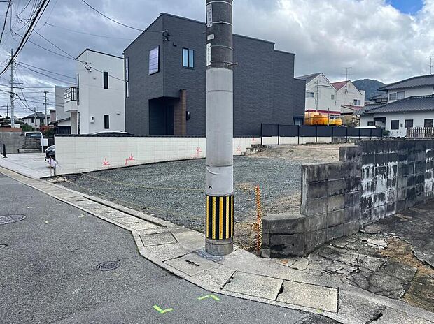 【前面道路含む現地写真】
リビング階段&対面式キッチンが採用された「4LDK」の住まい。各洋室は独立しています。ご家族の時間と個々の空間、どちらも確保しやすい設計です。/現地(2026年1月)撮影