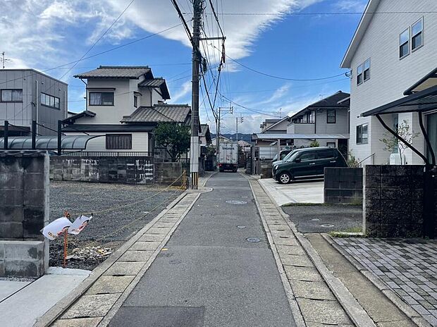 【前面道路含む現地写真】
コンビニ・スーパー・ショッピングセンターが徒歩9分圏内に揃う、充実のロケーションです。周辺環境と併せてご案内いたします。ぜひお問い合わせください。/現地(2026年1月)撮影