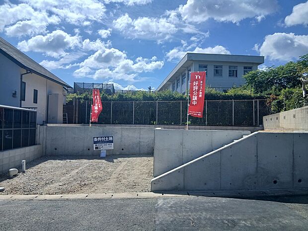 現地(2026年8月)撮影
建築プランを描きやすい整った敷地で、理想のマイホームづくりをスタートできます。現地ならではの広さや周辺環境を、ぜひ一度ご覧ください。