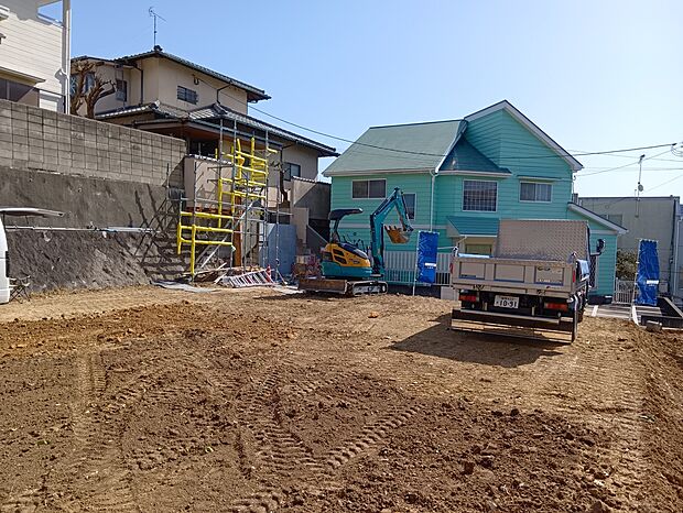 【現地土地写真】
隣地との高低差を活かした、プライバシー性の高い住まいづくりが可能です。窓の位置がずれるため、生活音等も気になりにくいのが特徴です。/現地(2026年02月)撮影