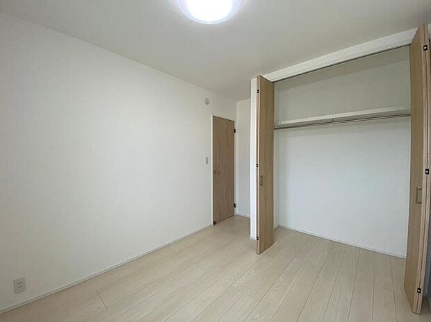 【【洋室(約5.1帖)/5号地】】 東・北の2面採光で、午前中から気持ちの良い陽光が差し込みます。クローゼットが設置され、衣類や小物をすっきり収納できます。