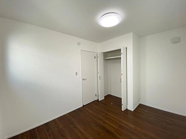 【【2号棟洋室/約5.4帖】】2面採光のお部屋です。全居室収納付きのため室内がすっきり片付き、住空間を広々と有効に使えます。