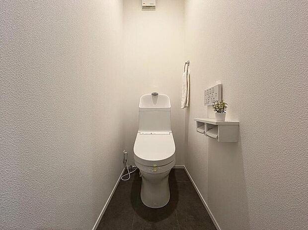 【【2号棟トイレ】】内装を清潔感のあるホワイトでまとめたトイレ。温水洗浄便座付きで、通年快適に利用できます。/2025年12月撮影