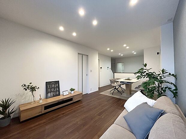 【2号棟LDK】キッチンから最短距離で行ける洗面化粧室は生活動線を考え抜いた間取です。リビングには階段下スペースを活用した収納付き。掃除機や生活用品の置き場として活用できます。