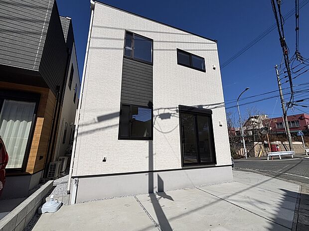 【 【1号地/外観写真】】2台分の駐車スペースが設けられており、セカンドカーや来客時に重宝します(車種制限有)。お車1台分のほか、自転車やバイクもお停めいただけます。