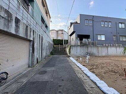 【前面道路含む現地写真】