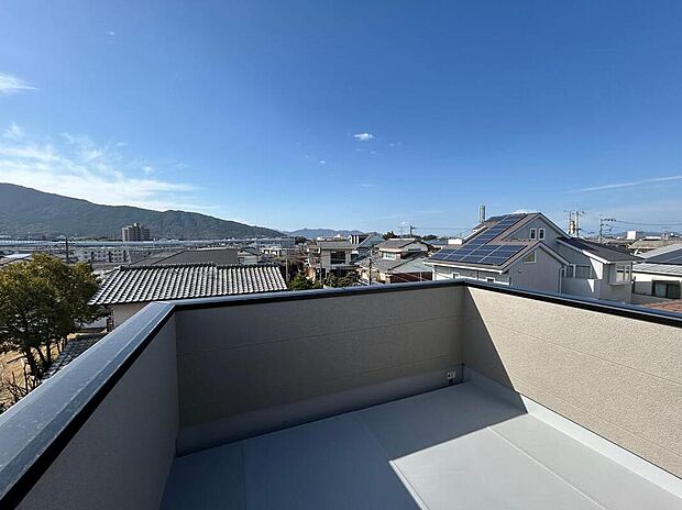【【バルコニーからの眺望/1号地】】屋上部分のルーフバルコニー。天気の良い日には青空や遠くの山並みを眺めることができます。外からの視線を感じにくく同フロアに居室がないため、プライベート感溢れるスペース。