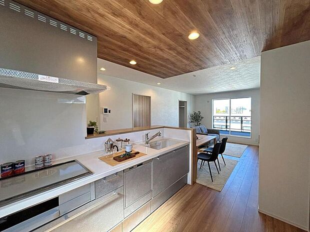 【【1号地/キッチン】】調理中も家族やゲストとの会話が弾む、対面式キッチン。スタイリッシュな面材が採用された、モダンなデザインが魅力です。IHクッキングヒーターや食器洗乾燥機付き。/2025年12月撮影