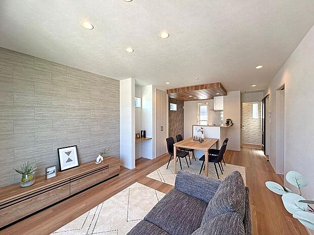 【【1号地/LDK(約15.5帖)】】キッチンの折り下げ天井やダウンライトがアクセントとなったLDK。リビングの一角には、PC作業や学習に便利な多目的カウンターが設けられています。/2025年12月撮影