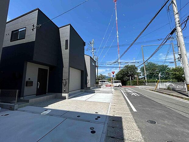 【【前面道路含む現地写真】】マルキョウ春日店まで徒歩4分(約287m)、セブンイレブン春日昇町店まで徒歩4分(約282m)で、毎日の買い物に便利な立地です。/2025年8月撮影