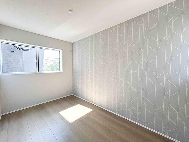 【【洋室/約5.1帖】】東側に窓がある、約5.1帖の洋室です。約6.8帖の洋室と同じアクセントクロスが採用されています。クローゼットが備えられています。/2025年5月撮影