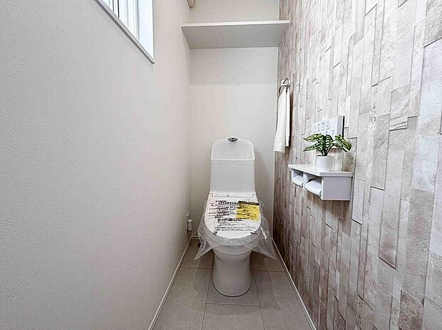 【【1階トイレ/2号地】】デザイン性のあるアクセントクロスが施されており、トイレ空間をおしゃれに演出します。/2025年6月撮影