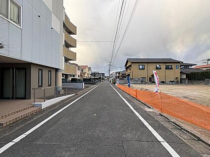 【前面道路含む現地写真】