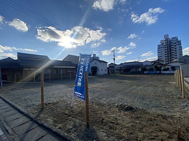 【【前面道路含む現地写真】】前面道路は幅員約3.0m~4.1mのアスファルト舗装。道路と敷地の高低差が少なく、お車の出し入れがスムーズに行えます。/2025年12月撮影