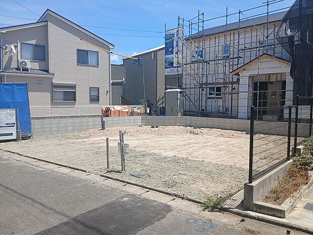 【【前面道路含む現地写真】】接道間口は約11.63m。開放感があり、日当たり良好です。実際の日当たり状況や隣家との間隔を、ぜひ現地にてお確かめください。/現地(2026年8月)撮影