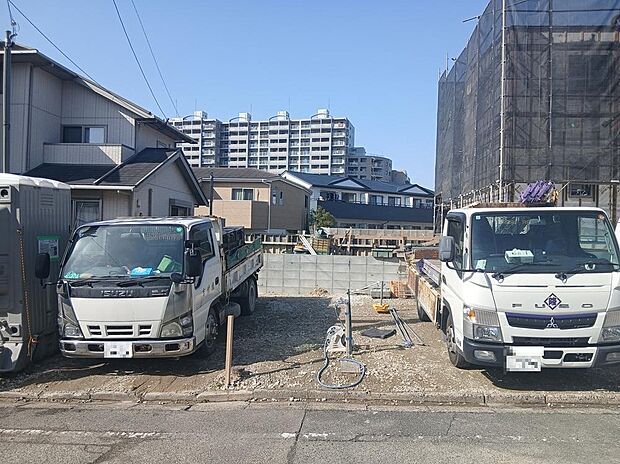 【【現地写真】】3台並列駐車が可能なカースペースが確保されています(車種による)。セカンドカーの所有や車での来客にも、スムーズに対応できそうです。/現地(2026年3月)撮影