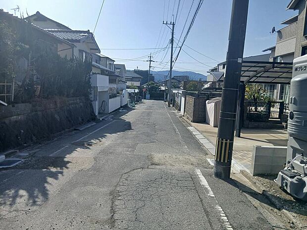 【【前面道路含む現地写真】】閑静な住宅地に位置しています。コンビニやスーパーなどの買い物施設が徒歩9分圏内に揃う、暮らしやすい住環境も魅力です。/現地(2026年3月)撮影
