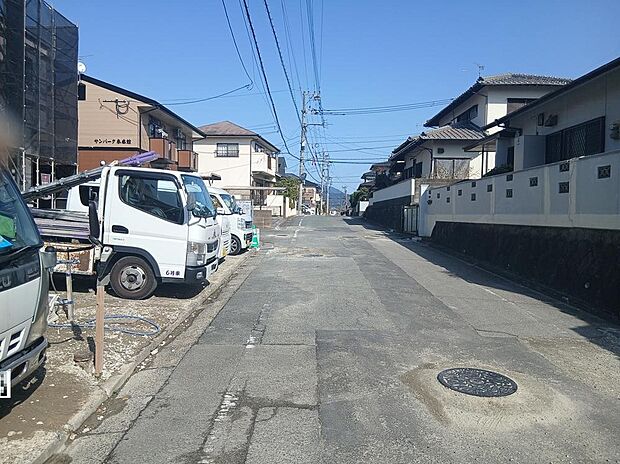 【【前面道路含む現地写真】】現地見学会予約受付中！実際の陽当りの様子や周辺の道路幅・交通量なども、現地にてご確認いただけます。ぜひお気軽にお問い合わせください。/現地(2026年3月)撮影