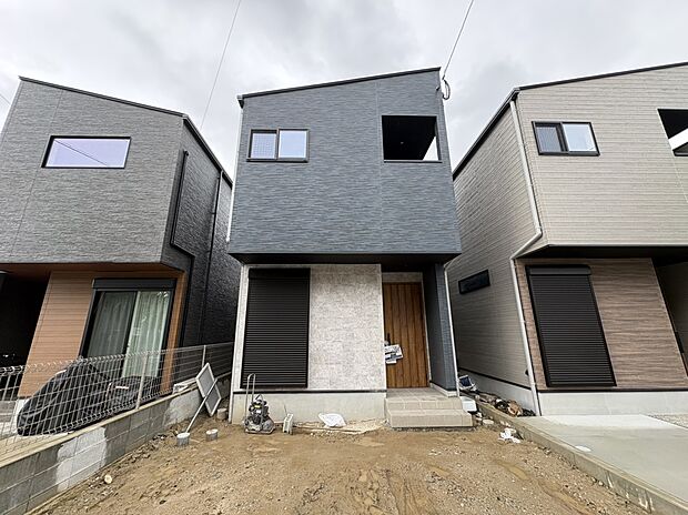 【【2号地/外観】】直線的なフォルムとモダンなカラーが組み合わせられた外観デザイン。カースペースは並列駐車が可能です(車種による)。