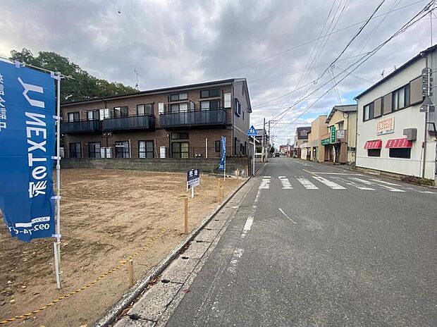 【【前面道路を含む現地土地写真】】敷地との高低差が少ないため、お車や自転車での走行、ベビーカーの出し入れなどもスムーズに行えます。